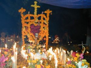 Ofrendas are decorated with marigolds and cockscomb. Images provided by SECTUR, Michoacán