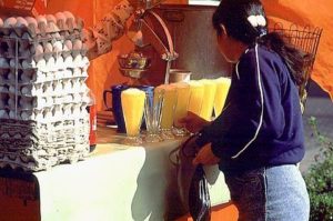 A street-vendor prepares the Sunday morning orange juice for a customer in the Zona Rosa. Photography by Bill Begalke © 2001