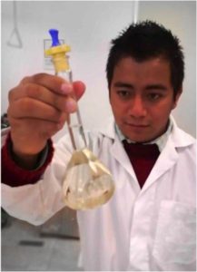 With a scholarship from Jovenes Adelante, this San Miguel Allende student is learning biotechnology © John Scherber, 2013