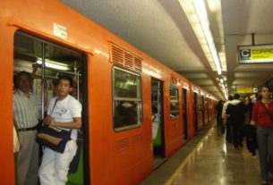 Bored passengers at a station stop on the Mexico City metro © Raphael Wall, 2013