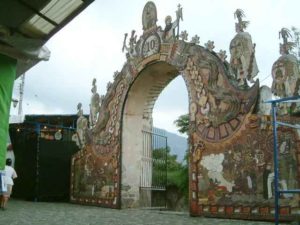 The gate of the convent is a little tight to the market to allow an optimal photo.