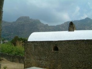 The Piramide Tepozteco on the cliff.