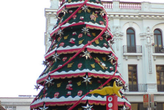 A festive Christmas tree stands tall in downtown Guadalajara. © Daniel Wheeler 2009