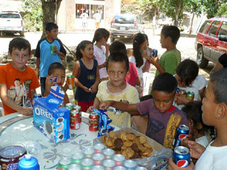 Snack time under a tree at Mexico's San Quintin school © Edd Bissell, 2010