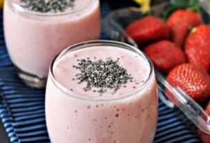 Banana, strawberry and chia seed smoothie © Emily Tan, 2013 from her blog