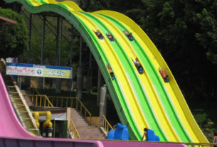 Daring swimmers on inner tubes race head first down the six-lane water slide to end the ride with a cooling splash in the shallow pool at the end of this popular ride at El Rollo in Morelos, Mexico. © Julia Taylor, 2008