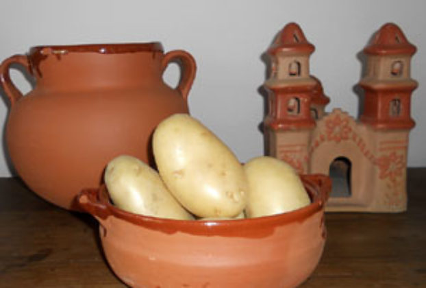 Potatoes in a terracotta cazuela © Daniel Wheeler, 2010