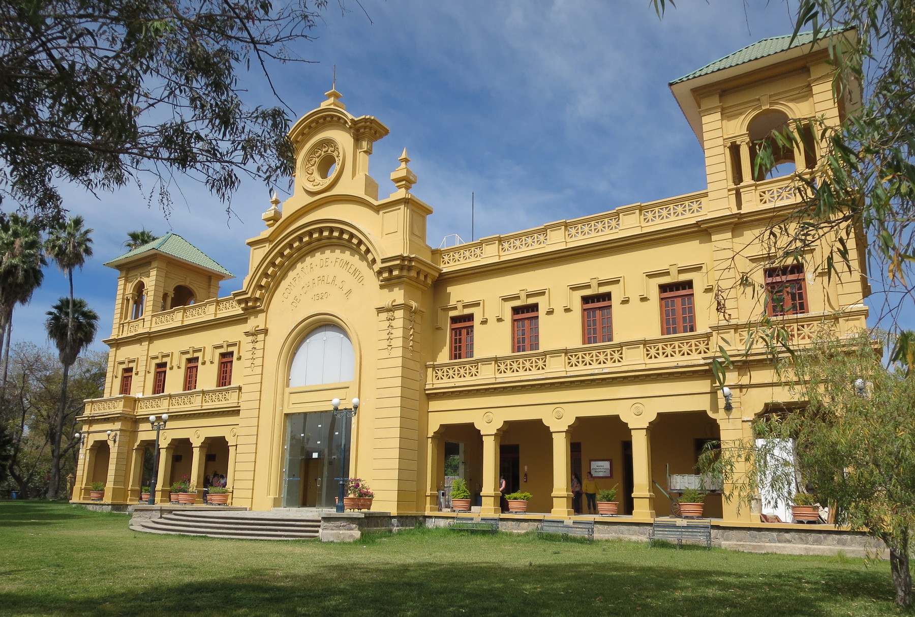 Centro Cultural Gonzalez Gallo, Chapala. (Former Railroad Station). Architect: Guillermo de Alba. Photo: Tony Burton, 2020.