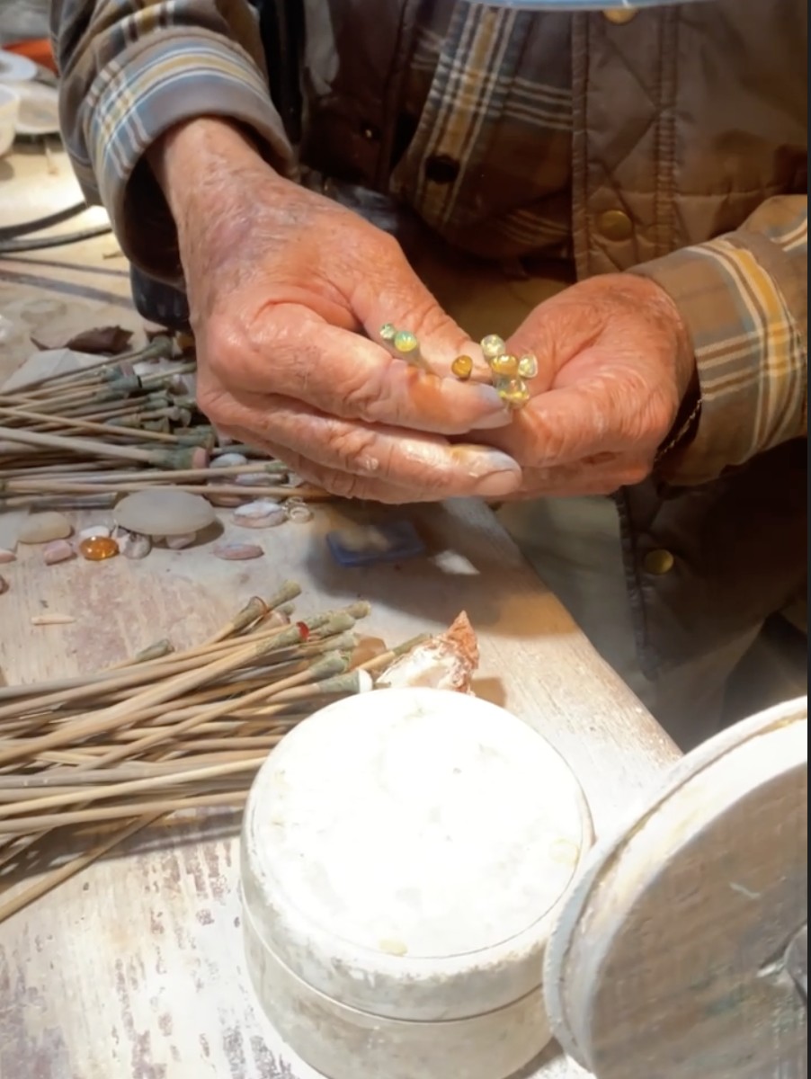 Hector Montes shows a selection of opals. © Carlene Fowlkes. 2024